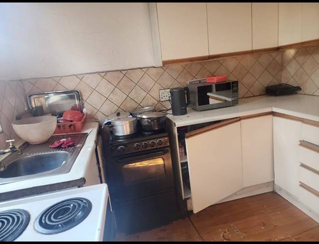 3 BEDROOM HOUSE FOR SALE IN BEZUIDENHOUT VALLEY